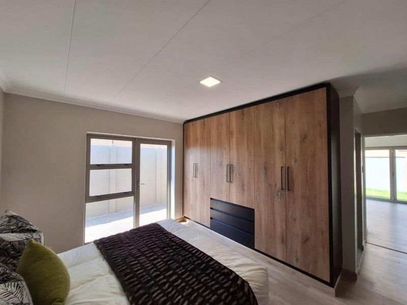 Exceptional Modern Home in an Upmarket Full-Title Complex - Photo 4