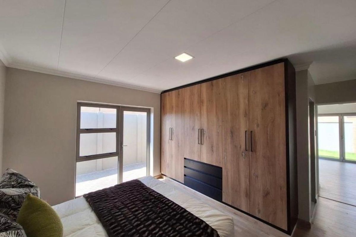 Exceptional Modern Home in an Upmarket Full-Title Complex - Photo 4