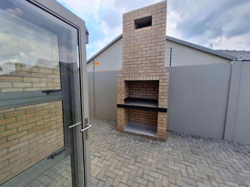 Exceptional Modern Home in an Upmarket Full-Title Complex - Photo 2