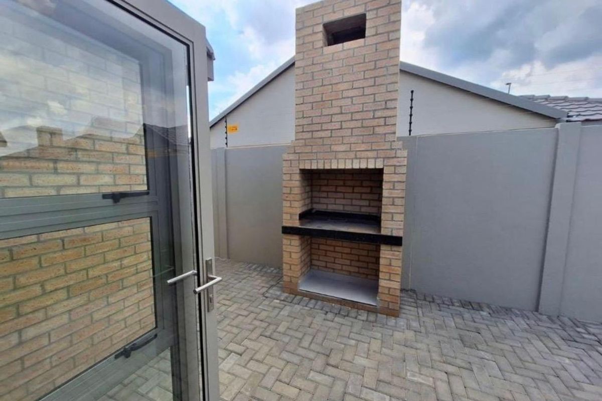 Exceptional Modern Home in an Upmarket Full-Title Complex - Photo 2