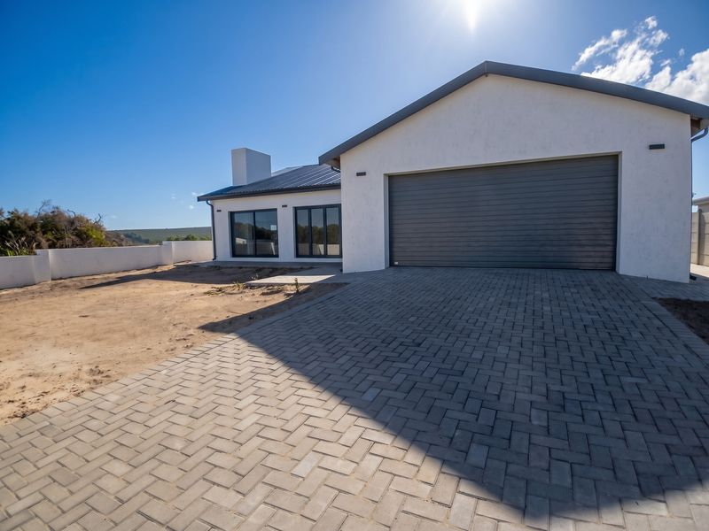 Lovely 4-Bedroom Home in the Beautiful Agulhas Area - Photo 2
