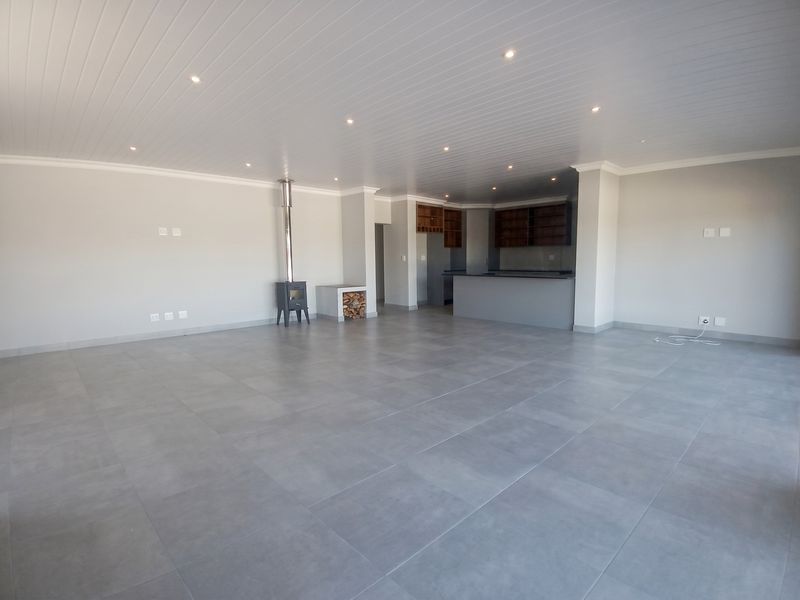 Lovely 4-Bedroom Home in the Beautiful Agulhas Area - Photo 7