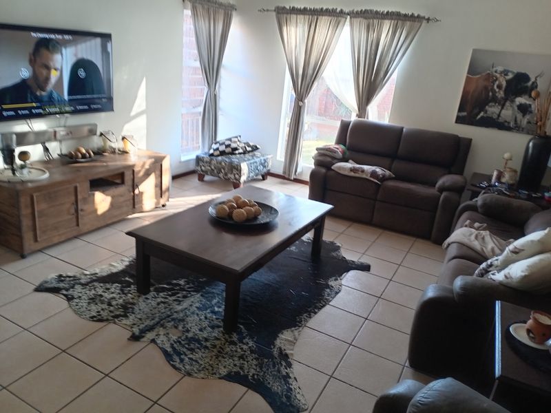 A HOME THAT HAS IT ALL – SPACE, COMFORT & ENTERTAINMENT!  IN EVANDER - Photo 2