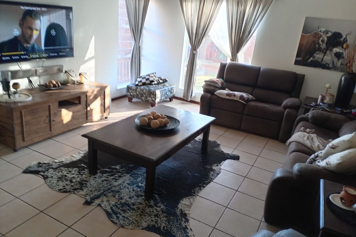 A HOME THAT HAS IT ALL – SPACE, COMFORT & ENTERTAINMENT!  IN EVANDER - Photo 2
