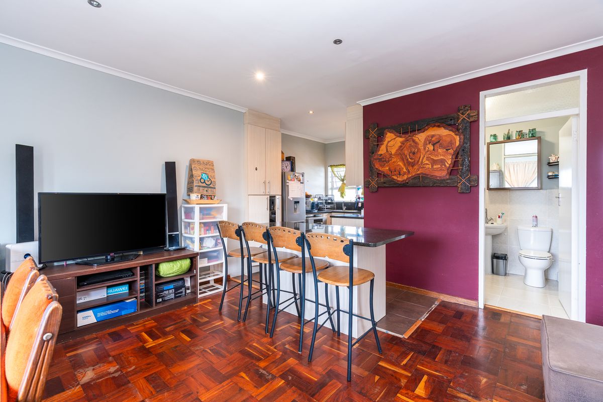 Effortless Living Opposite Howard Centre - Photo 4