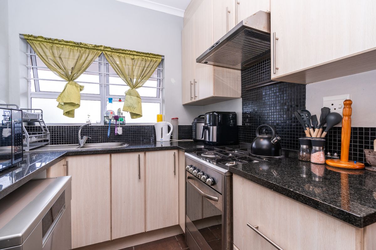 Effortless Living Opposite Howard Centre - Photo 5