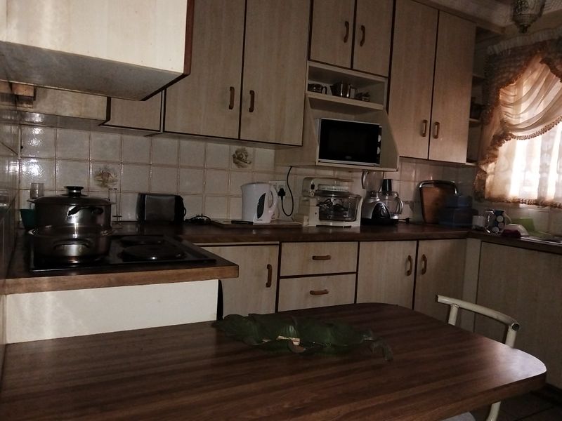 Charming Family Home in Zone 10 - Photo 3