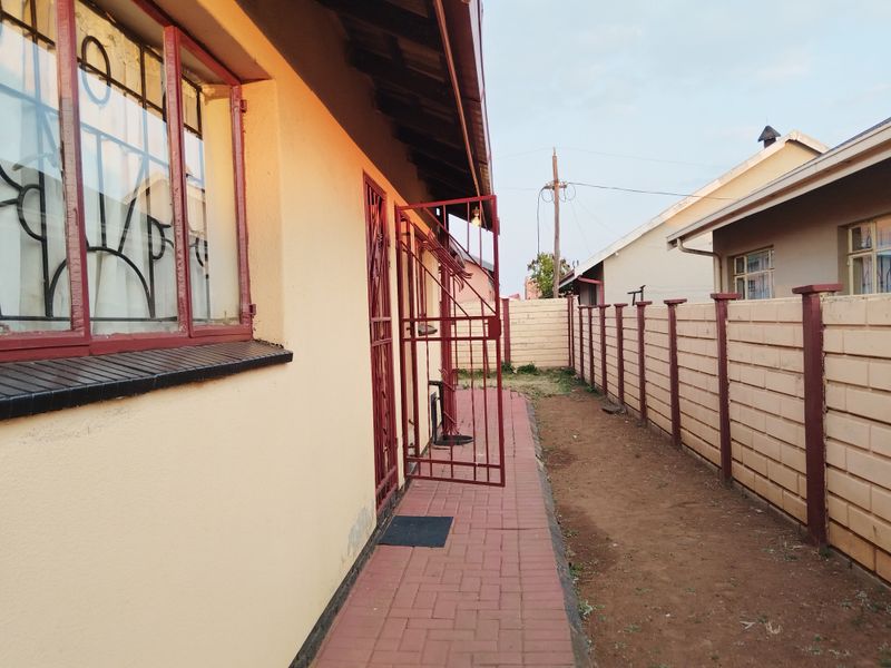 Charming Family Home in Zone 10 - Photo 1