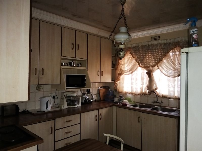 Charming Family Home in Zone 10 - Photo 2