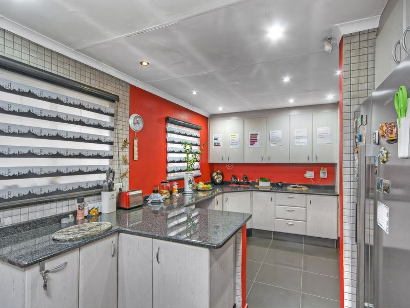 Magnificent Seven-Bedroom Sanctuary: Space, Security, and Seamless Connection. - Photo 3