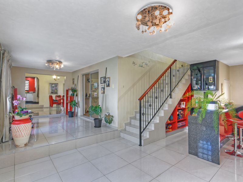Magnificent Seven-Bedroom Sanctuary: Space, Security, and Seamless Connection. - Photo 10