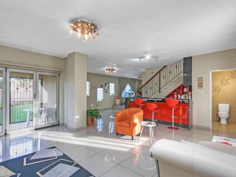 Magnificent Seven-Bedroom Sanctuary: Space, Security, and Seamless Connection. - Photo 9
