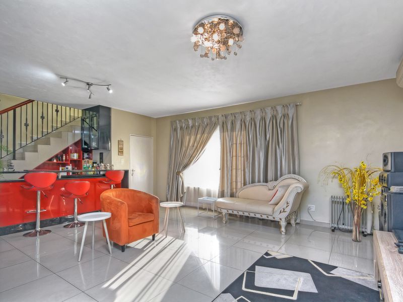 Magnificent Seven-Bedroom Sanctuary: Space, Security, and Seamless Connection. - Photo 8