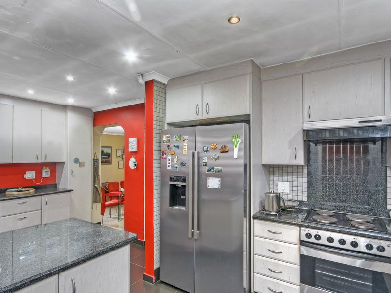 Magnificent Seven-Bedroom Sanctuary: Space, Security, and Seamless Connection. - Photo 2