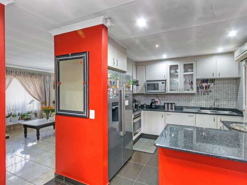 Magnificent Seven-Bedroom Sanctuary: Space, Security, and Seamless Connection. - Photo 4