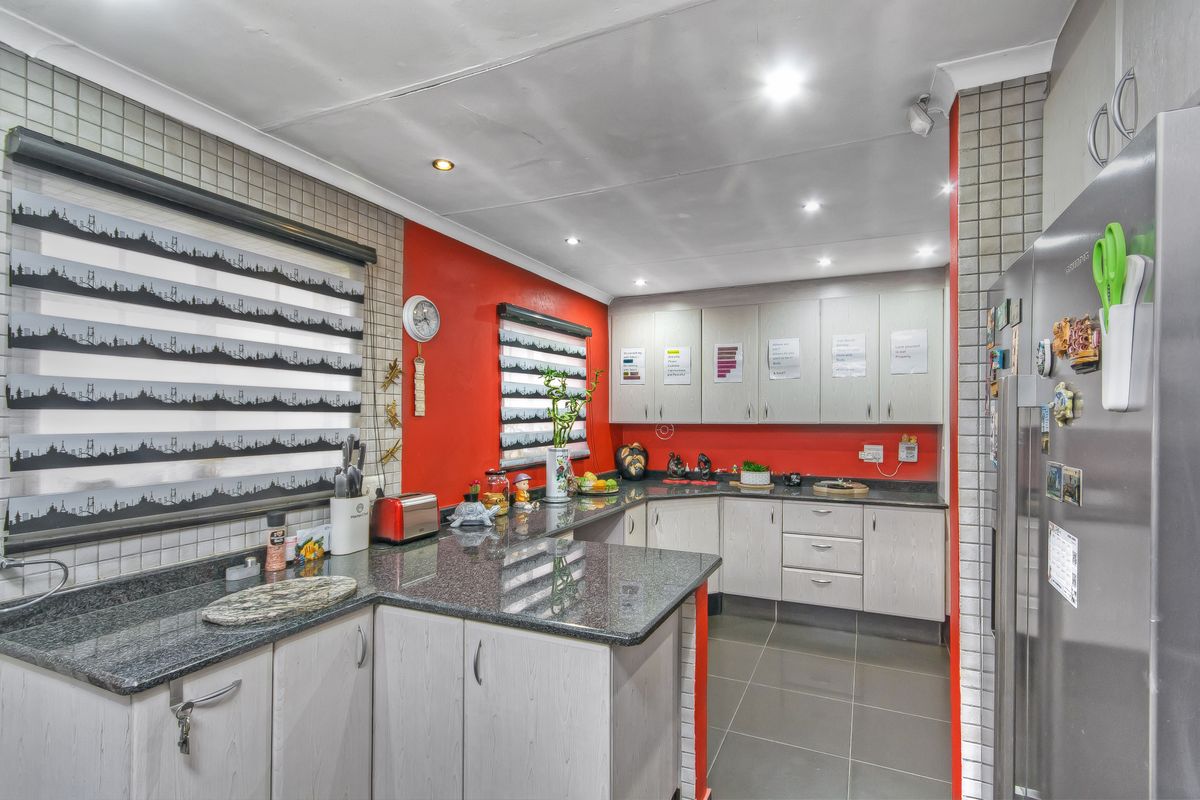 Magnificent Seven-Bedroom Sanctuary: Space, Security, and Seamless Connection. - Photo 4