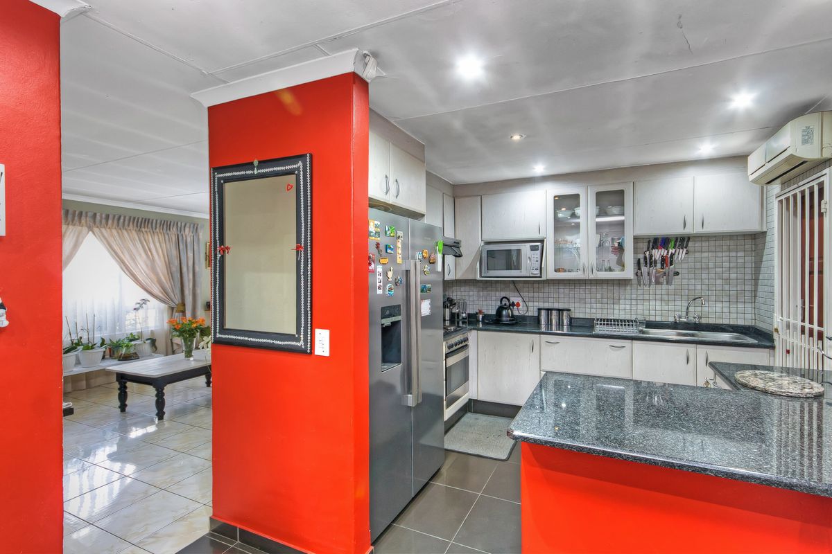 Magnificent Seven-Bedroom Sanctuary: Space, Security, and Seamless Connection. - Photo 5