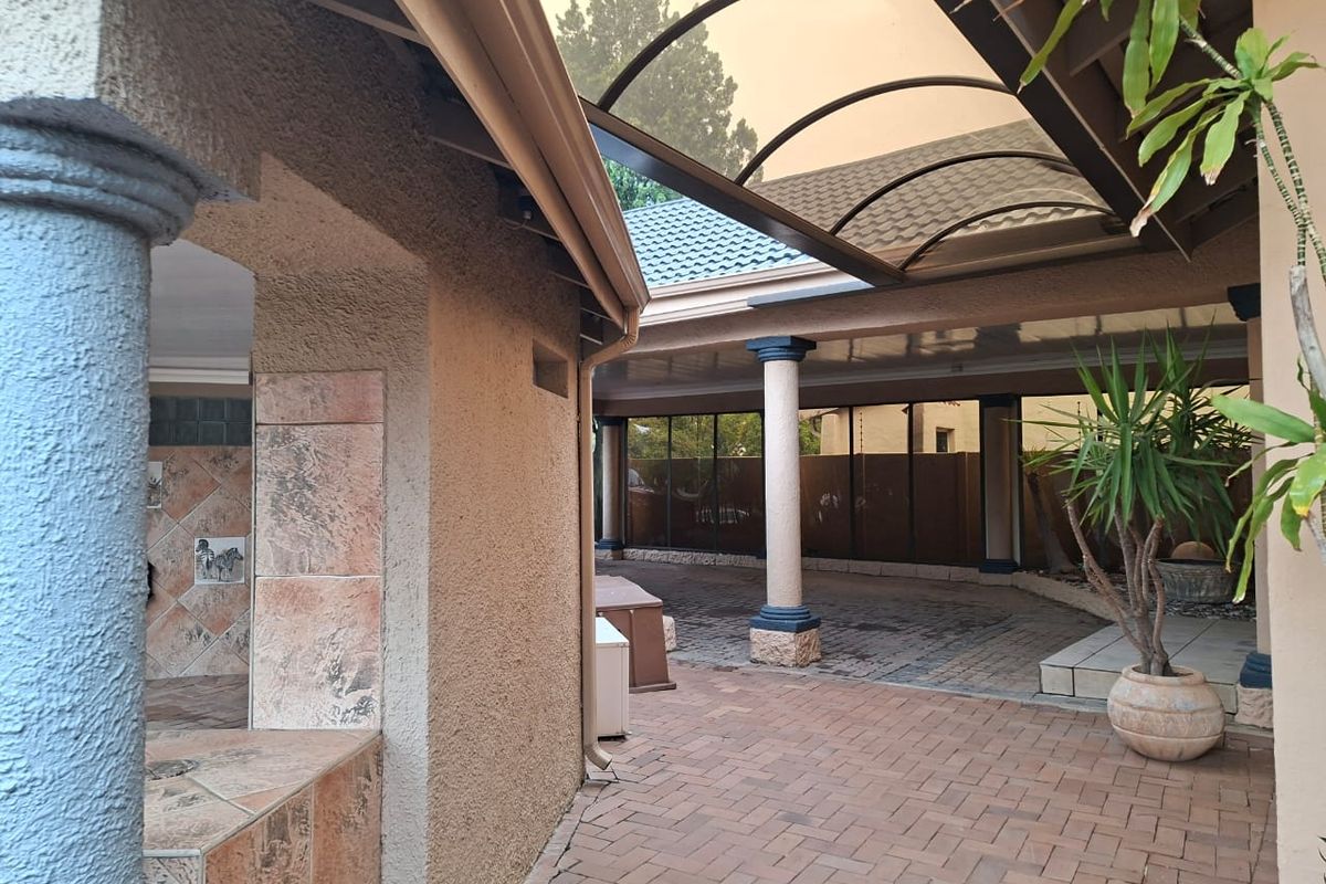 RESORT-STYLE LIVING: 6 BEDROOMS, POOL, JACUZZI, & MORE - Photo 5