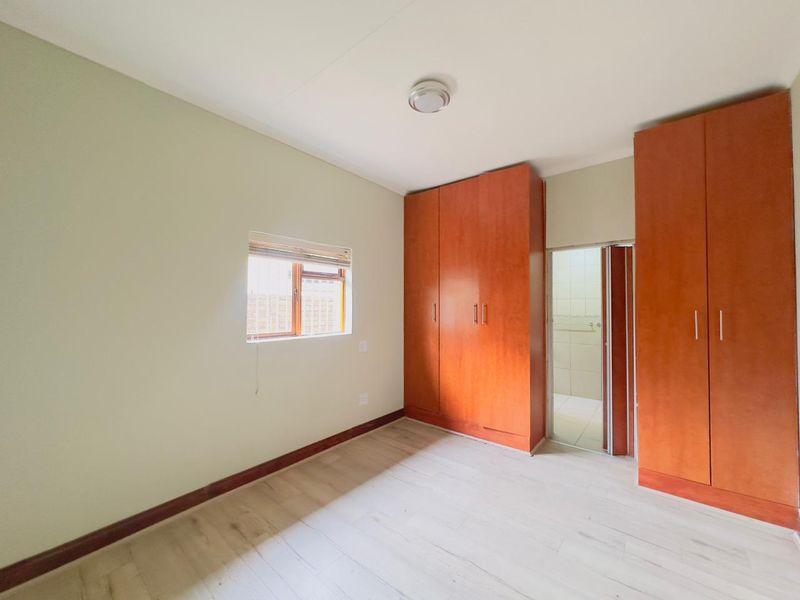 RESORT-STYLE LIVING: 6 BEDROOMS, POOL, JACUZZI, & MORE - Photo 6