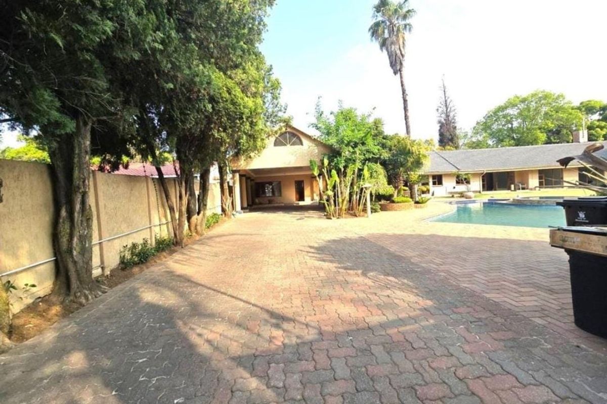 RESORT-STYLE LIVING: 6 BEDROOMS, POOL, JACUZZI, & MORE - Photo 2