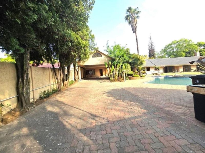 RESORT-STYLE LIVING: 6 BEDROOMS, POOL, JACUZZI, & MORE - Photo 2