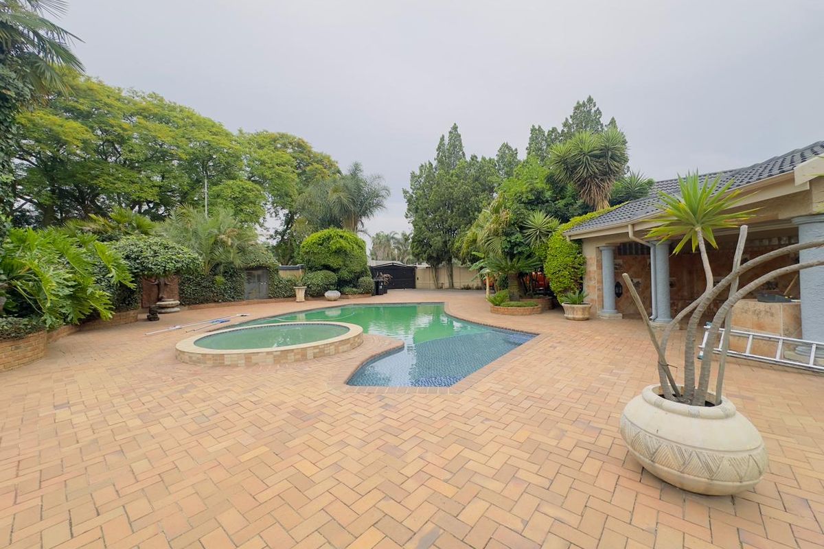 RESORT-STYLE LIVING: 6 BEDROOMS, POOL, JACUZZI, & MORE - Photo 4