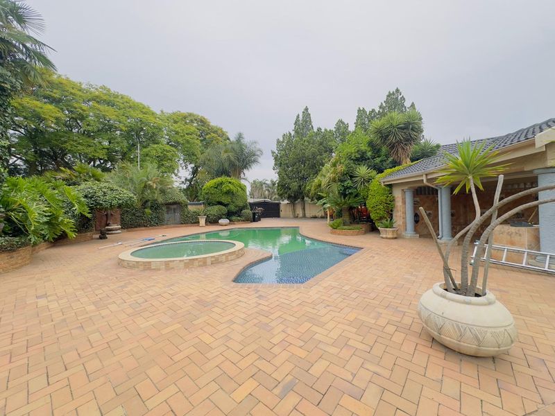 RESORT-STYLE LIVING: 6 BEDROOMS, POOL, JACUZZI, & MORE - Photo 4