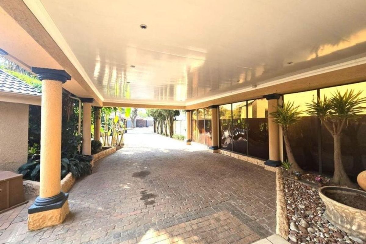 RESORT-STYLE LIVING: 6 BEDROOMS, POOL, JACUZZI, & MORE - Photo 3