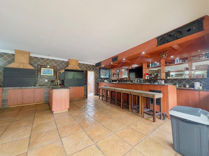 RESORT-STYLE LIVING: 6 BEDROOMS, POOL, JACUZZI, & MORE - Photo 10