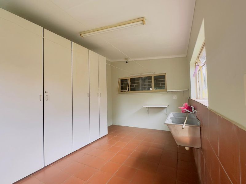 RESORT-STYLE LIVING: 6 BEDROOMS, POOL, JACUZZI, & MORE - Photo 7