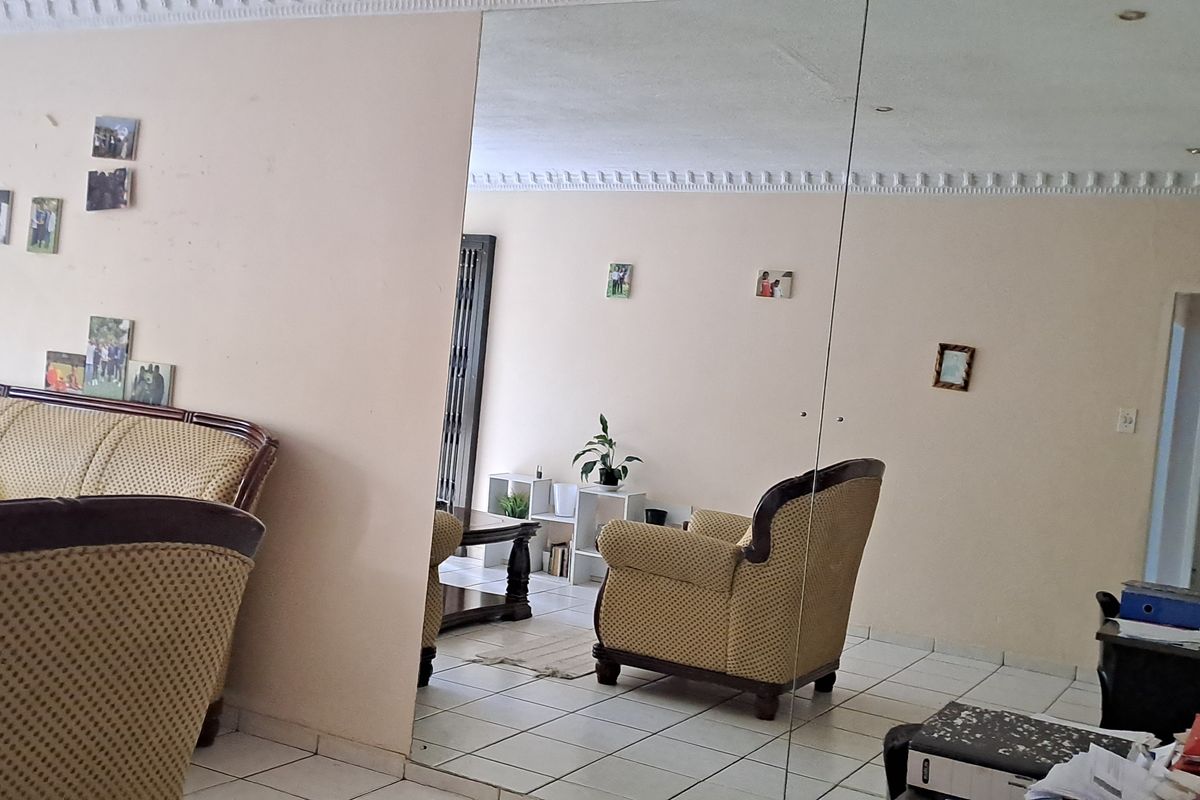 Secure location happy living!! - Photo 5