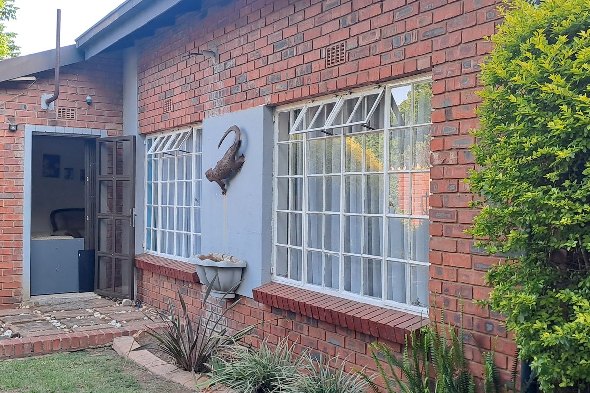 Secure location happy living!! - Photo 3