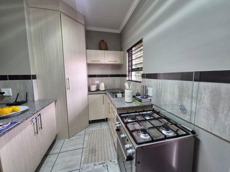 Modern Living Meets Peaceful Surroundings - Photo 8