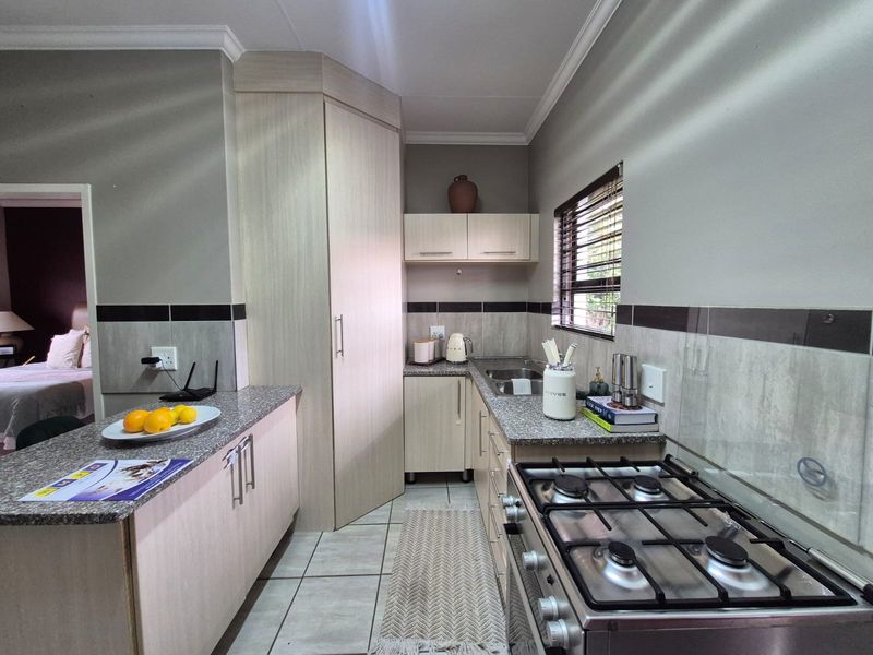 Modern Living Meets Peaceful Surroundings - Photo 7