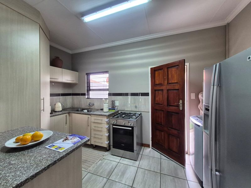 Modern Living Meets Peaceful Surroundings - Photo 6