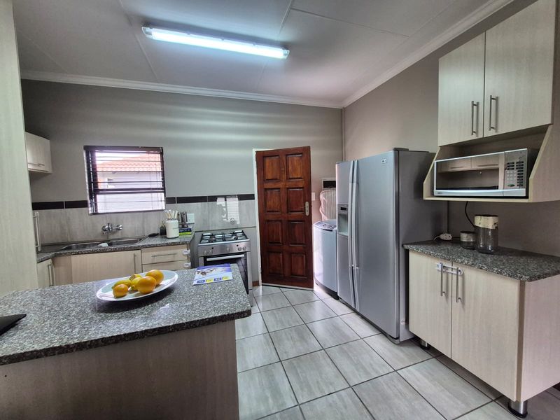 Modern Living Meets Peaceful Surroundings - Photo 5