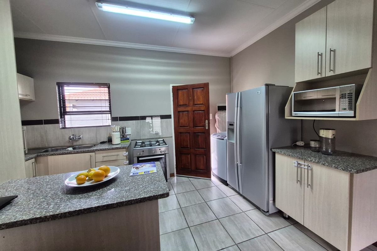 Modern Living Meets Peaceful Surroundings - Photo 5