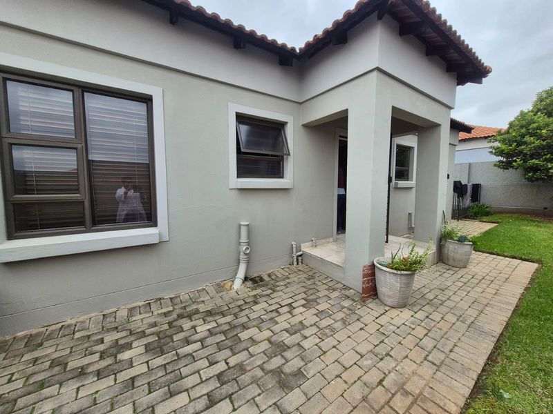 Modern Living Meets Peaceful Surroundings - Photo 2