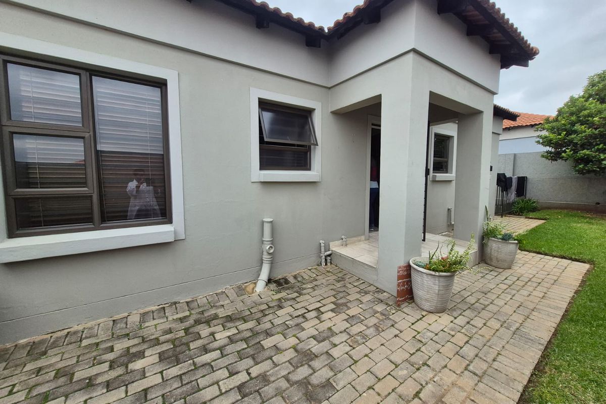 Modern Living Meets Peaceful Surroundings - Photo 2