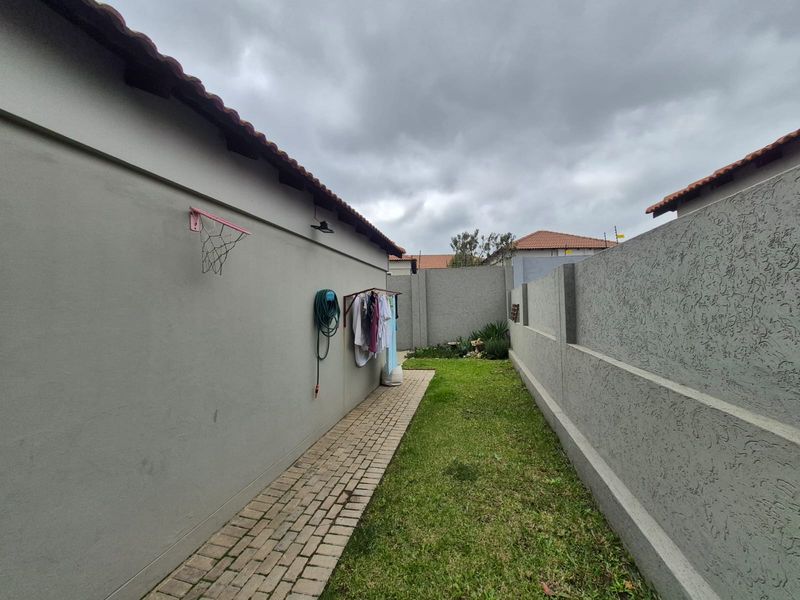 Modern Living Meets Peaceful Surroundings - Photo 4