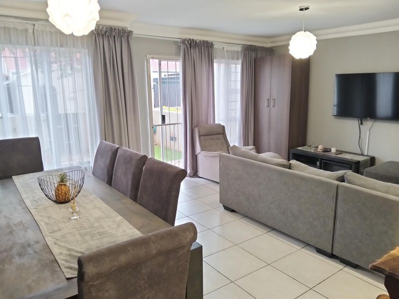 Attractive low maintenance lock up and go. - Photo 5