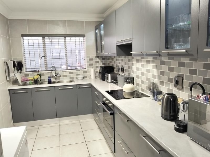 Attractive low maintenance lock up and go. - Photo 3