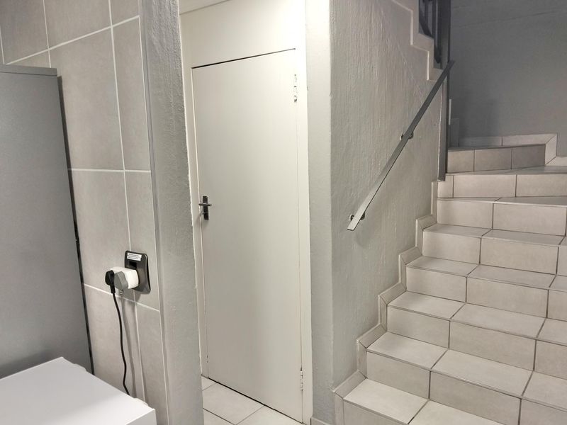 Attractive low maintenance lock up and go. - Photo 8