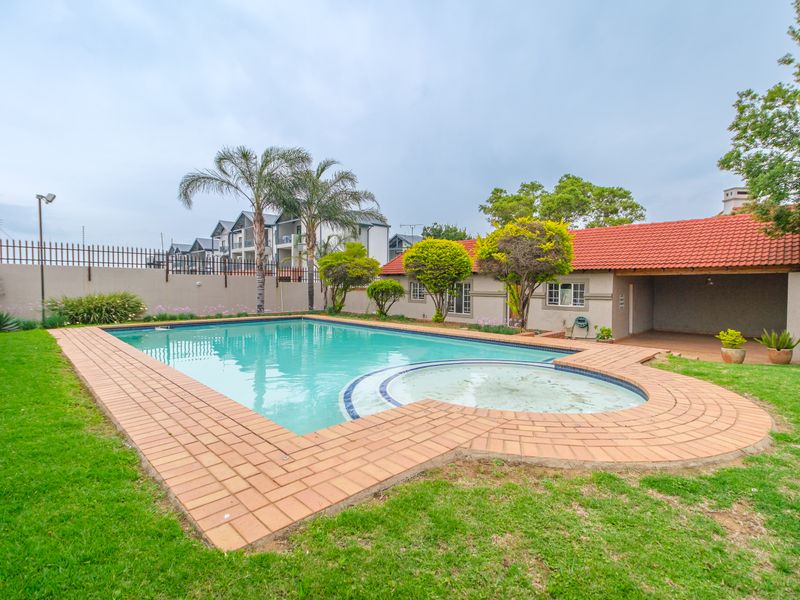 Modern 2-Bedroom Apartment with Garage in Blandford Court, North Riding - Photo 2