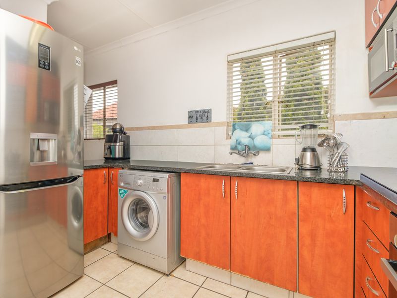 Modern 2-Bedroom Apartment with Garage in Blandford Court, North Riding - Photo 4