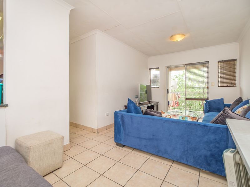 Modern 2-Bedroom Apartment with Garage in Blandford Court, North Riding - Photo 9