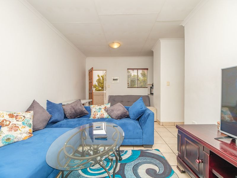 Modern 2-Bedroom Apartment with Garage in Blandford Court, North Riding - Photo 8