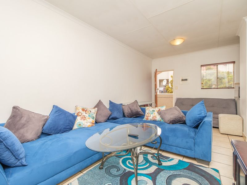 Modern 2-Bedroom Apartment with Garage in Blandford Court, North Riding - Photo 6