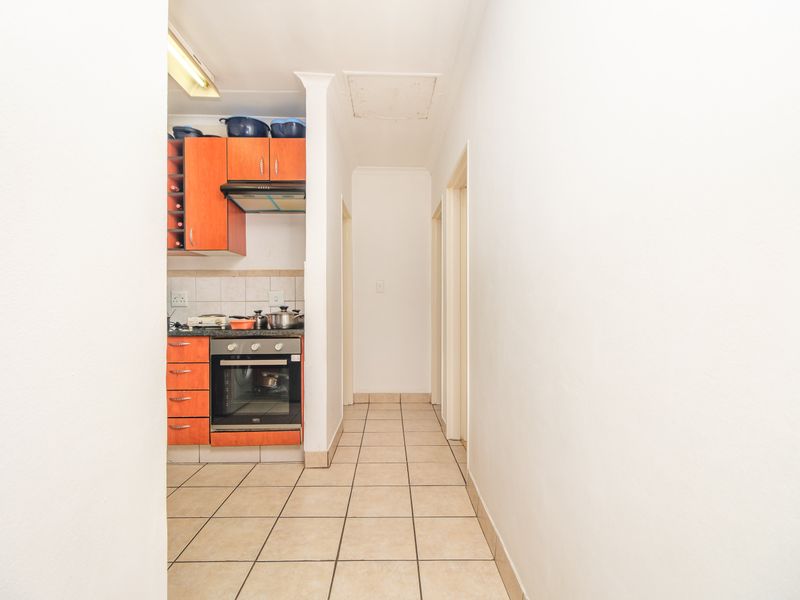 Modern 2-Bedroom Apartment with Garage in Blandford Court, North Riding - Photo 5