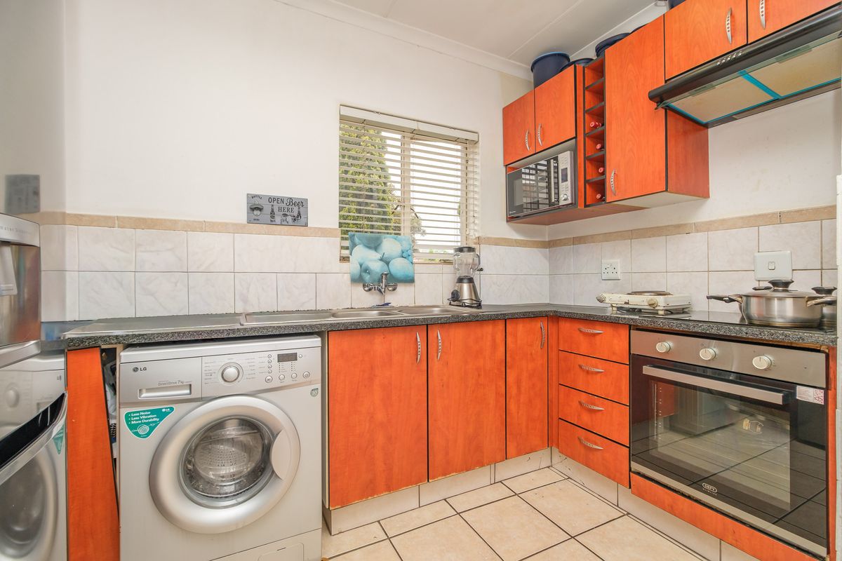 Modern 2-Bedroom Apartment with Garage in Blandford Court, North Riding - Photo 3